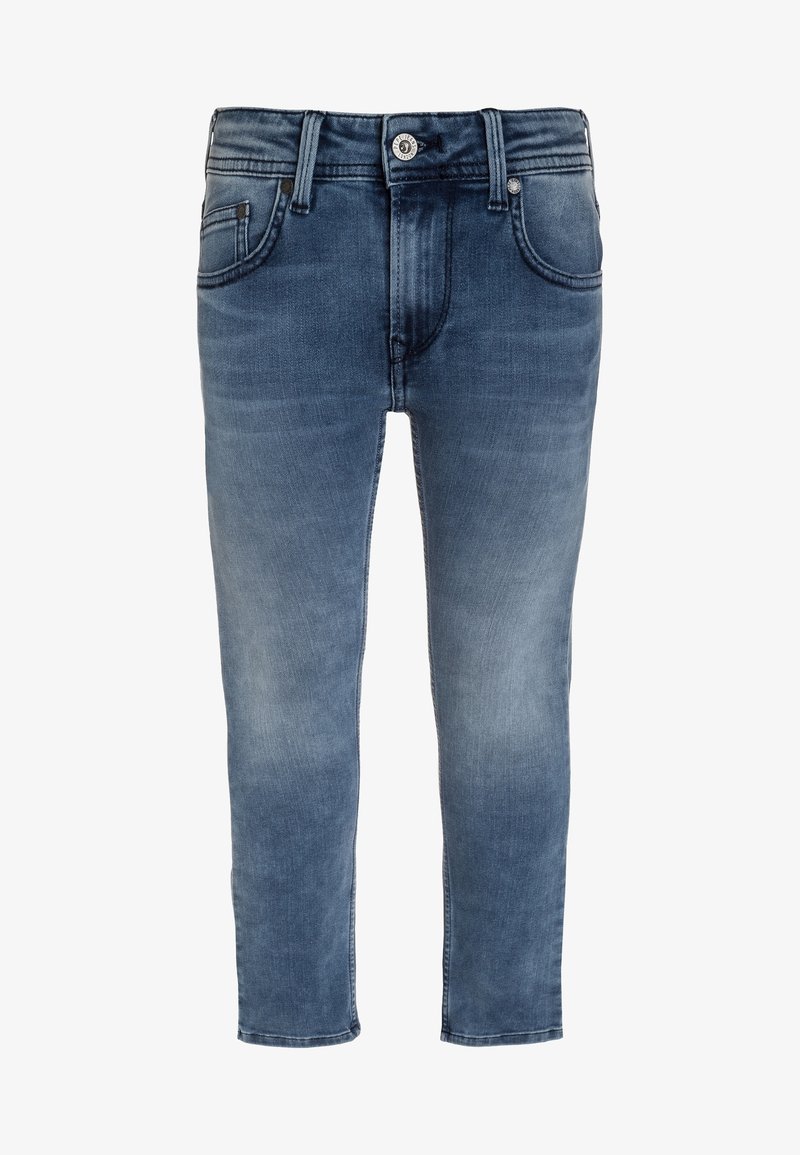 Jeans de mezclilla en un lavado azul medio con un ajuste slim, diseño de cinco bolsillos y un cierre de botón metálico en la cintura. Textura suave y piernas rectas.