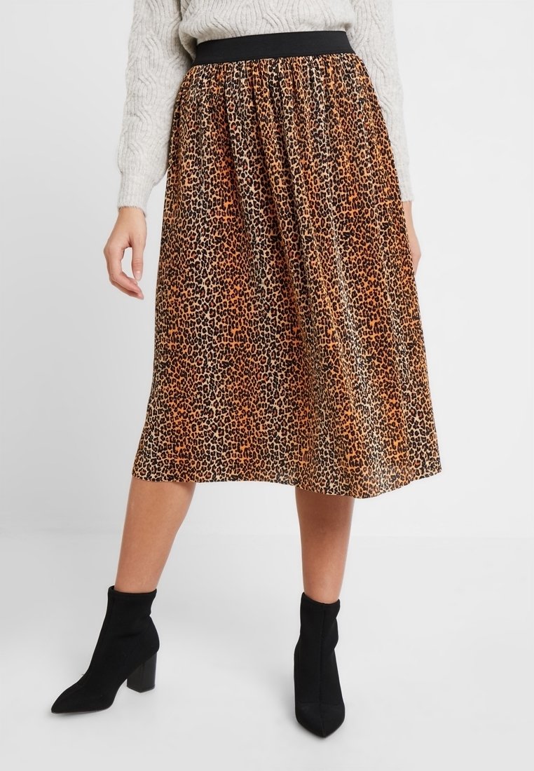 Falda midi de estampado de leopardo en tonos naranja y marrón, con una cintura elástica, hecha de una tela ligera y texturizada.