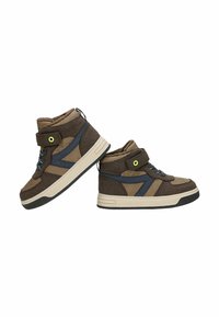 Baskets montantes marron et beige avec des accents bleu foncé, semelles beige, bandes velcro et lacets noirs, présentées côte à côte sur un fond blanc.