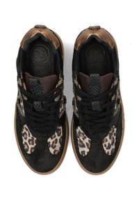 Baskets en daim noir avec des accents à imprimé léopard, des panneaux en maille texturée noire et brune, et des lacets à motifs ; semelle en caoutchouc.