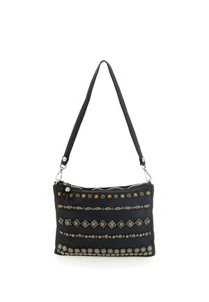 Borsa in tessuto nero con accenti metallici decorativi e perline disposte in file orizzontali. Presenta una chiusura con zip e una tracolla regolabile.