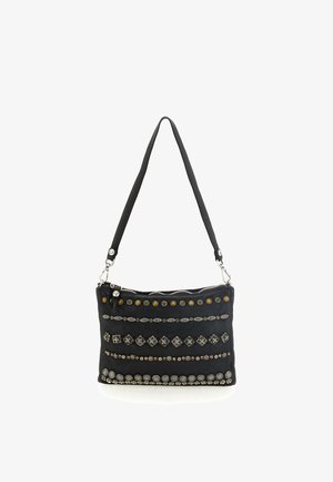 Borsa in tessuto nero con accenti metallici decorativi e perline disposte in file orizzontali. Presenta una chiusura con zip e una tracolla regolabile.