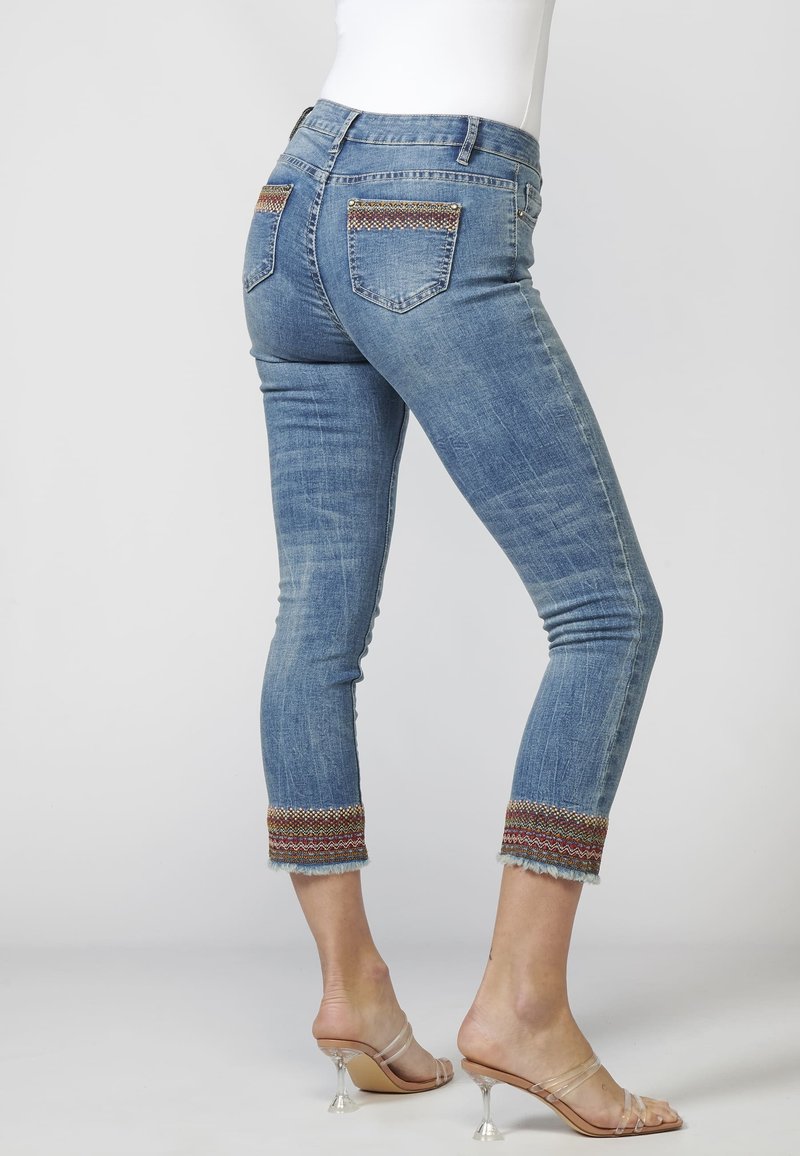 Pantaloni Jeans bianco denim biker. Skinny fit.Chiusura con bottone e