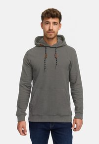 Szary hoodie z teksturowanej tkaniny, sznurkami w czarno-białe paski oraz przednią kieszenią kangurką.