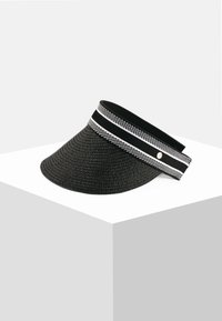 Czarna czapka z daszkiem, wykonana z plecionego materiału, z szerokim rondem, paskiem w czarno-białe paski oraz metalicznym akcentem z boku.