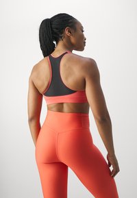 Casall ICONIC BRA - Sports-BH-er med medium støtte - deep coral
