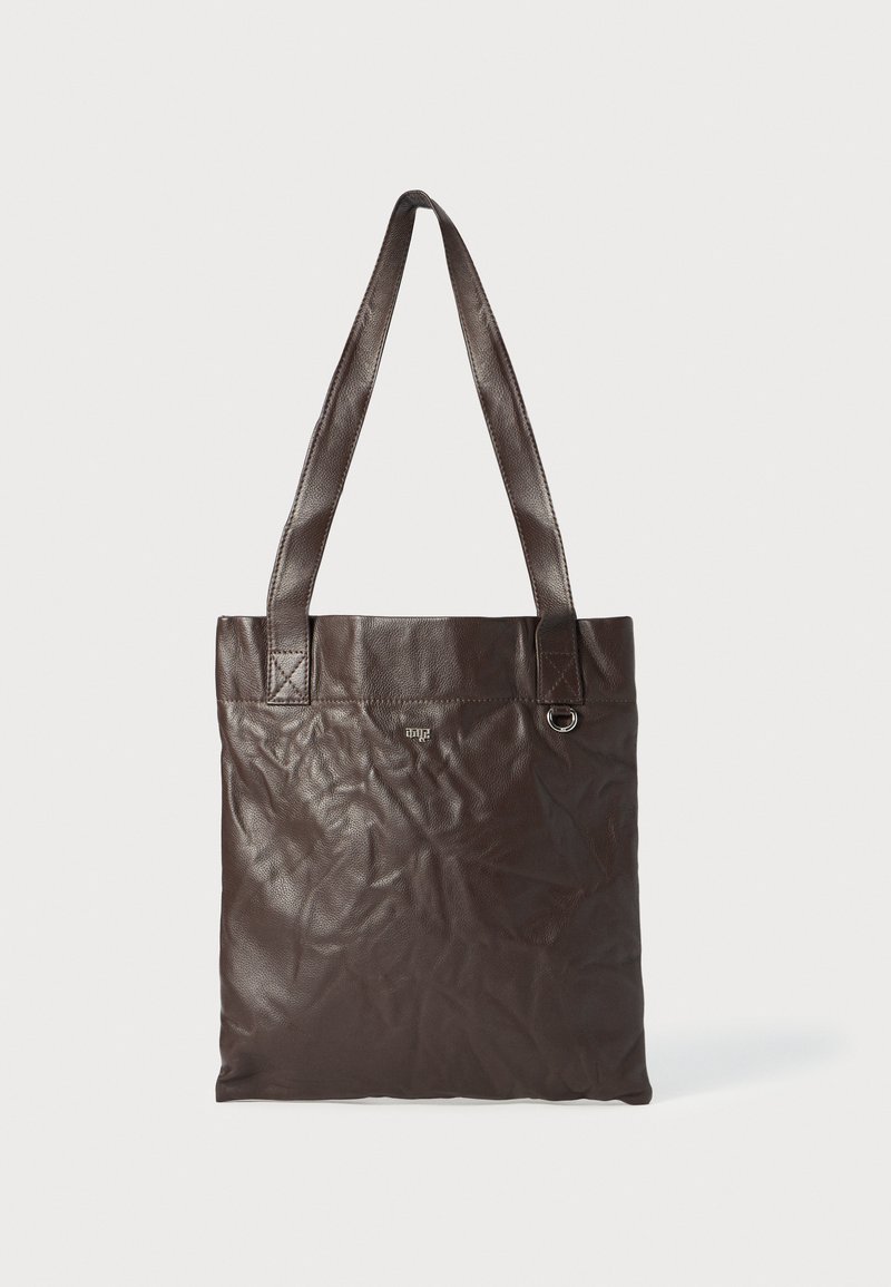 Bruine leren tote bag met een gekreukt textuur, vlakke vorm, twee schouderriemen en een klein zilveren logo aan de voorkant.
