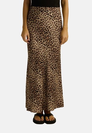 Spódnica maxi w wzór lamparta z miękkiej tkaniny, z dopasowanym stanem i zwiewnym krojem, połączona z czarnymi klapkami.