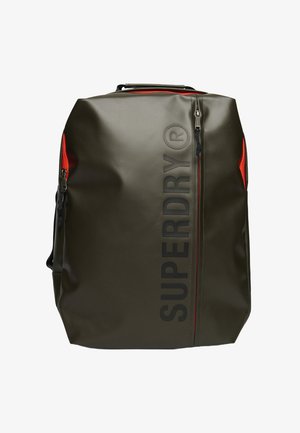 Oliven grøn rektangulær rygsæk med lodret Superdry®-logo, sorte lynlåse og røde indvendige detaljer, som er synlige gennem sideåbningerne.