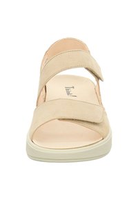 Beige Wildledersandalette mit zwei verstellbaren Klettverschlüssen, offener Zehenpartie und einer weißen Gummisohle. Strukturiertes Fußbett für besonderen Komfort.