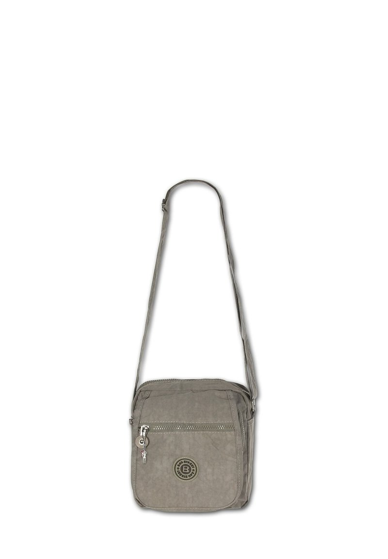 Sac bandoulière gris avec une finition texturée, fermeture zippée, poche avant et un patch logo en relief sur le devant. Sangle ajustable incluse.