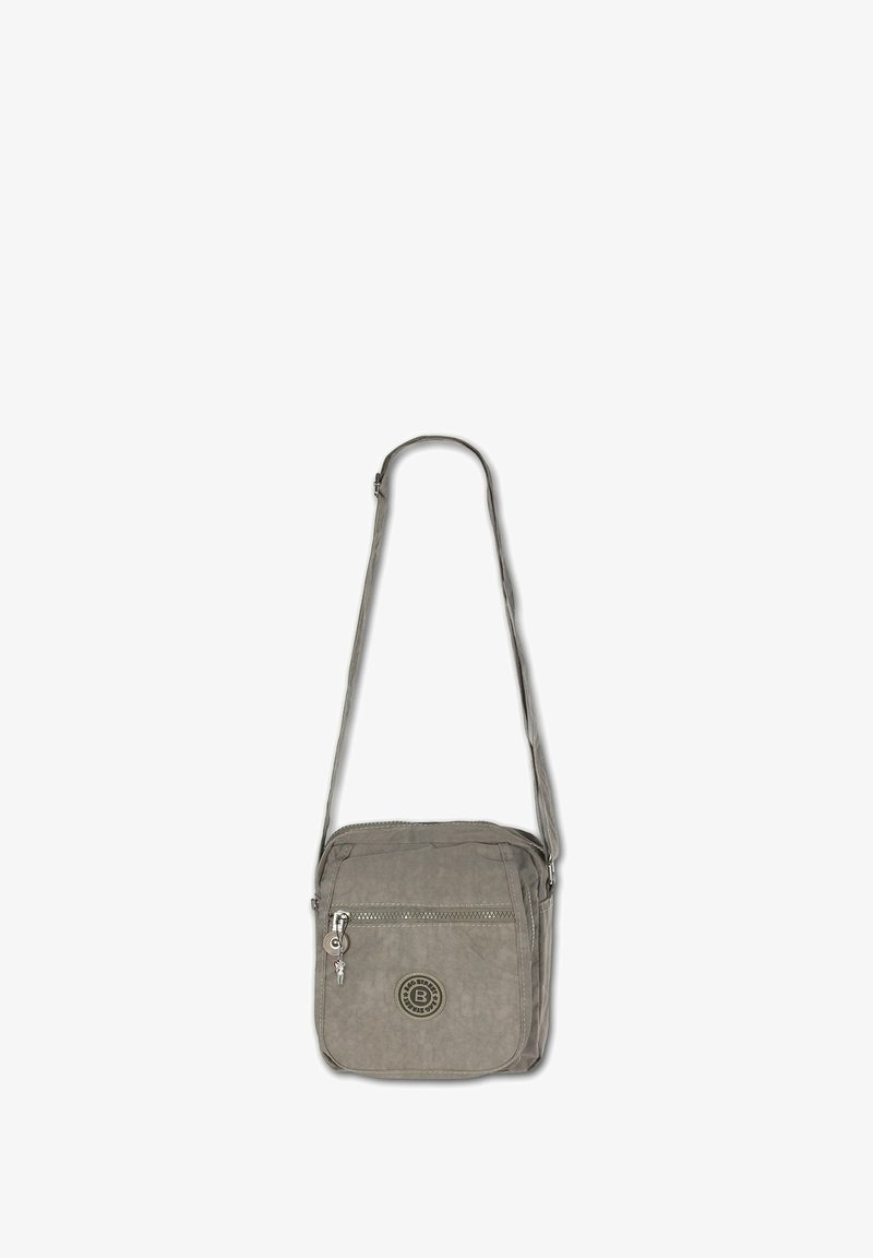 Sac bandoulière gris avec une finition texturée, fermeture zippée, poche avant et un patch logo en relief sur le devant. Sangle ajustable incluse.