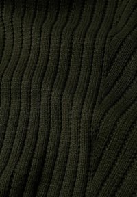 Donkergroen gebreide stof met verticale geribbelde textuur. Zachte textuur met afwisselend verhoogde en vlakke strepen. Geschikt voor kleding of accessoires.