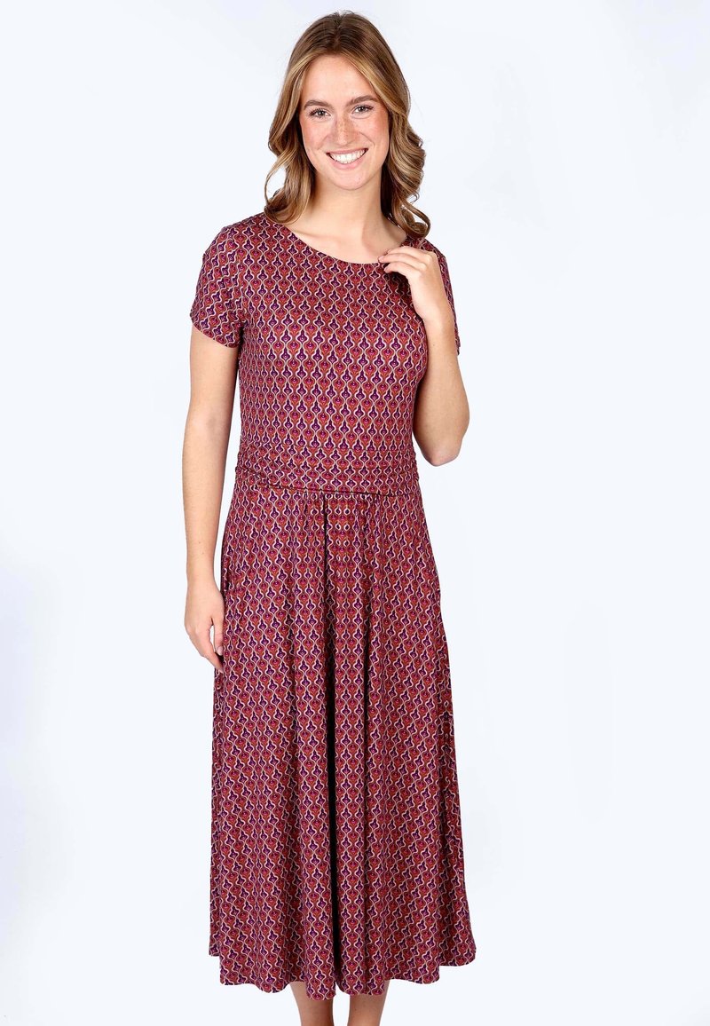Kurzarm, langes Kleid aus einem weinroten Stoff mit einem geometrischen Muster. Es hat ein tailliertes Oberteil und einen fließenden Rock mit einer definierten Taille.
