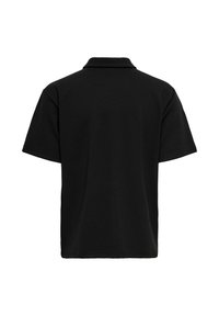 Melna īsroku polo kreklā, attēlots no aizmugures ar klasisku apkakli uz balta fona.