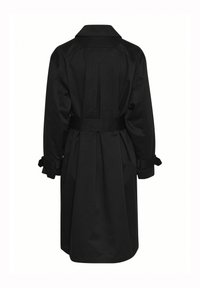 Fekete trench coat, strukturált gallérral, plisírozott hátrészel, szövet övvel és gombos mandzsettákkal. Sima textúra, közepes hosszúságú kialakítás.