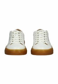 Białe skórzane sneakersy z okrągłym noskiem, płaskimi sznurowadłami i gumową podeszwą. Charakteryzują się minimalnym logo po boku oraz gładką teksturą.