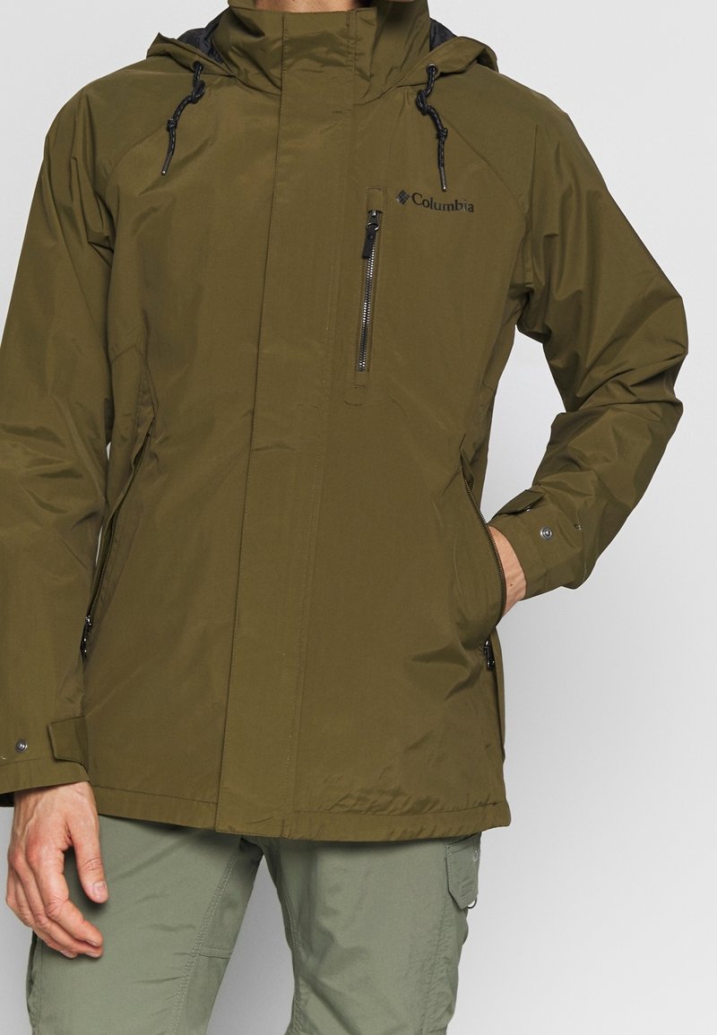 Olivgrön vattentät jacka med huva, ficka med dragkedja på bröstet, justerbara manschetter och en strömlinjeformad design för utomhusaktiviteter.