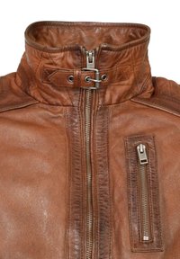 Bruin leren jack met een hoge kraag, een rits over de volle lengte en twee ritszakken; heeft een gestructureerd oppervlak en stevige stiksels.