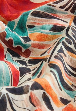 Värikäs tekstiili, jossa punaisen, oranssin, mustan ja sinivihreän pyörteiset kuviot vaalealla taustalla, esittäen pehmeän ja teksturoidun pinnan.