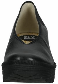 Scarpa in pelle nera con punta rotonda, tacco basso, pannelli laterali elasticizzati e suola in gomma texture. L'interno presenta una soletta con marchio.