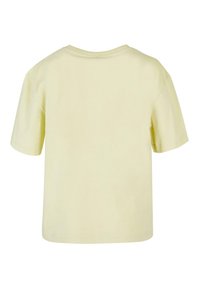 Kortärmad t-shirt med rundad hals i ljusgul bomull. Slät textur med avslappnad passform, med dubbelsydda fållar och en enkel baksida.