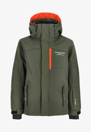 Veste softshell verte avec un intérieur orange, plusieurs poches, fermetures éclair, et une capuche. Comprend des accents noirs et des détails de logo.