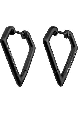 Boucles d'oreilles en métal noir en forme de triangles inversés, avec une texture lisse et le nom de la marque gravé sur un côté.