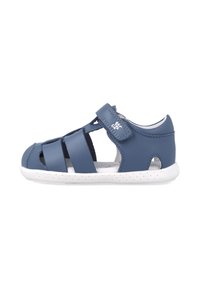 Sandal in pelle blu con cinturini elasticizzati, lati aperti e suola in gomma bianca e testurizzata. Presenta un chiusura a strappo per una facile regolazione.