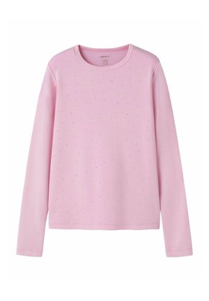 Chemise rose à manches longues en maille côtelée avec de petites clous argentés répartis uniformément sur le devant et un col rond.