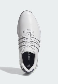 Scarpa da atletica bianca con tomaia in pelle liscia, caratterizzata da tre strisce bianche e occhielli argentati. Interno nero con marchio "BOOST".