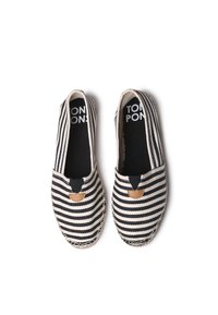 Espadrillas in tessuto a righe in bianco e nero con un accento color nocciola, punta tonda, inserti elastici e suola in juta intrecciata.