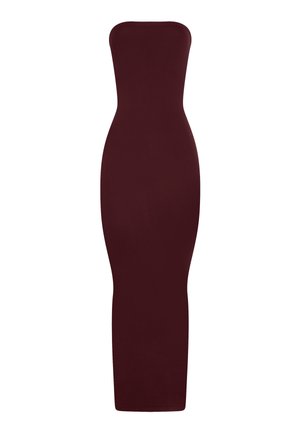 Burgundy strapless bodycon midiklänning med en figurnära silhuett och rak fåll.