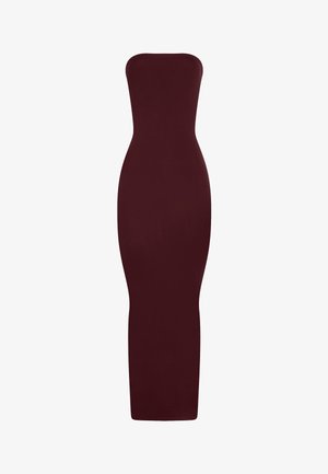 Bordeaux strapless bodycon midi kjole med en tætsiddende silhuet og lige kant.