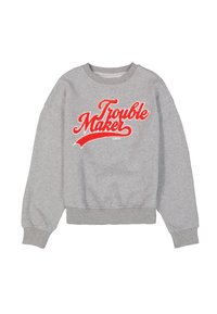 Sudadera gris de algodón, con cuello redondo y puños acanalados. El diseño frontal tiene el texto en negrita rojo "Trouble Maker" en tipografía retro.