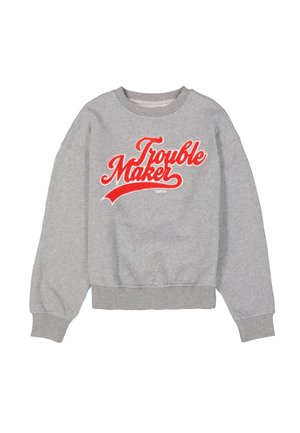 Sudadera gris de algodón, con cuello redondo y puños acanalados. El diseño frontal tiene el texto en negrita rojo "Trouble Maker" en tipografía retro.