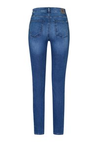 Jeans skinny blu con tasche posteriori e una piccola etichetta marrone del marchio sulla vita, mostrati da dietro su uno sfondo bianco.