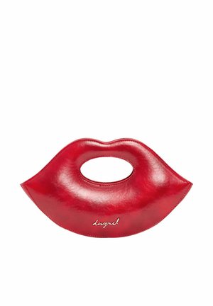 Piros bőrből készült kézitáska, ajak formájú, kivágott fogantyúval és fényes felülettel. Az elején dombornyomott, kurzív betűs márkanév látható.