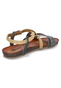 Riemchensandalen mit einer Mischung aus sandfarbenen und grauen Riemen, strukturierten grauen Akzenten, einem Korkfußbett und einer Gummisohle.