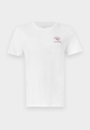 Hvit bomull T-skjorte med korte ermer, rund hals, og rød grafisk tekst "Made with Love" sammen med et hjerte og "Converse"-logo.