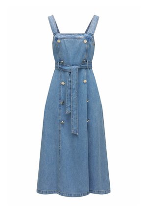 Robe midi en denim avec larges bretelles, boutons croisés argentés et ceinture assortie en tissu nouée à la taille.
