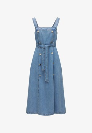 Robe midi en denim avec larges bretelles, boutons croisés argentés et ceinture assortie en tissu nouée à la taille.