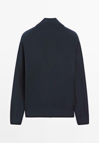 Tmavě námořnicky modrý svetr s vysokým límcem, dlouhými rukávy a žebrovanými manžetami. Hladká textura s přiléhavým střihem a bez viditelných vzorů.