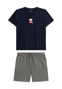 Granatowa bawełniana koszulka z grafiką popcornu na piersi, w połączeniu z szarymi bawełnianymi szortami z elastyczną talią i sznurkiem.