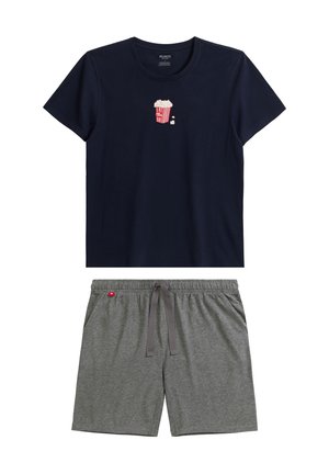 Granatowa bawełniana koszulka z grafiką popcornu na piersi, w połączeniu z szarymi bawełnianymi szortami z elastyczną talią i sznurkiem.