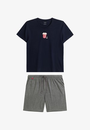 Granatowa bawełniana koszulka z grafiką popcornu na piersi, w połączeniu z szarymi bawełnianymi szortami z elastyczną talią i sznurkiem.