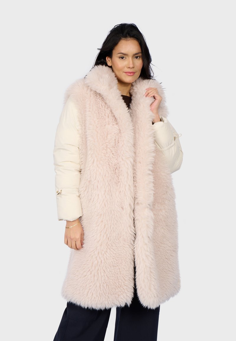 Roze nepbontjas met een pluizige textuur, crèmekleurige puffer mouwen, een oversized kraag en een voorkant opening. Eindigt boven de knie met soepele contouren.