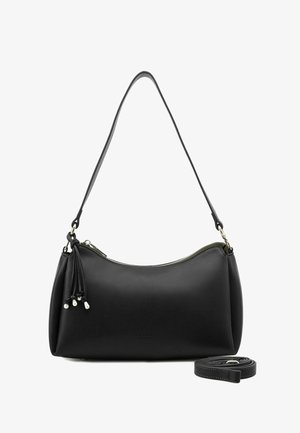 Bolso de hombro de cuero negro con diseño curvo, cierre de cremallera y detalles de borlas. Incluye una correa ajustable a juego.