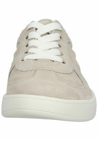 Beige Wildlederschuh mit weißen Schnürsenkeln, runder Fußspitze und weißer Gummisohle. Dezente Nähte entlang der Nähte.