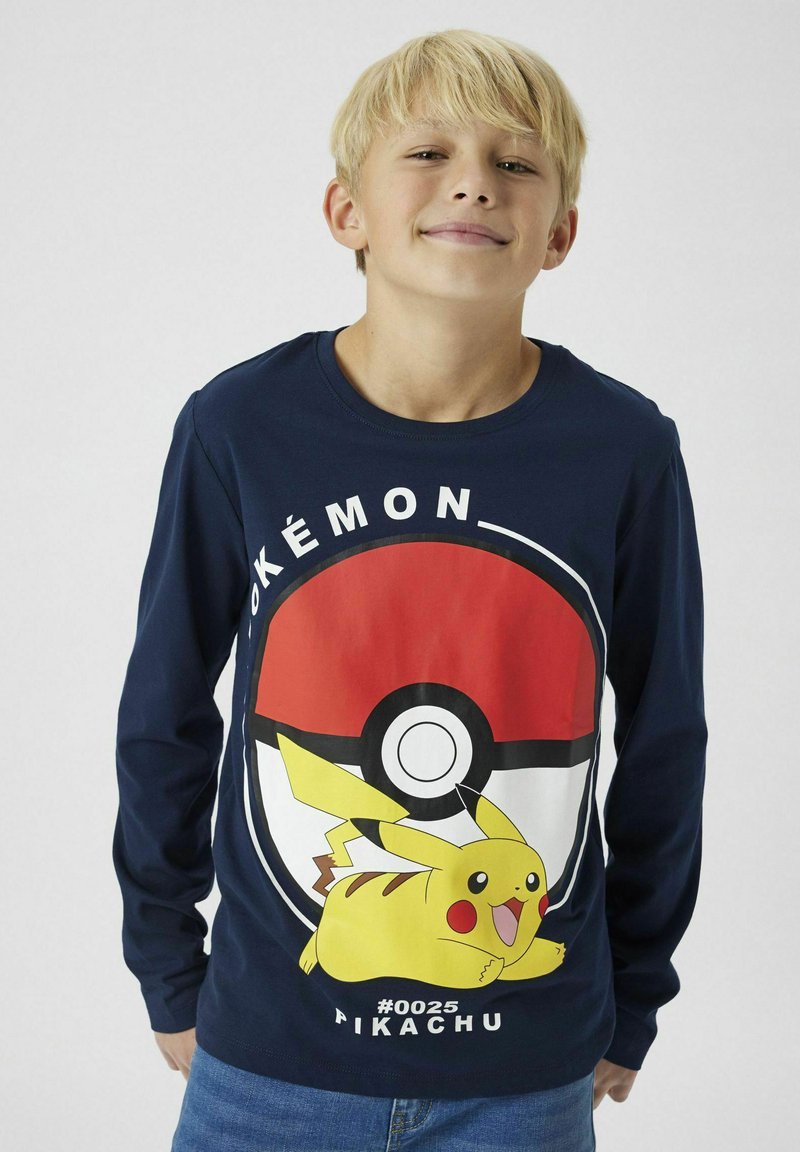 Hosszú ujjú, tengerészkék ing, amelyen egy nagy Pikachu grafika és egy Pokéball dizájn található, fehér és piros részletekkel az elején.